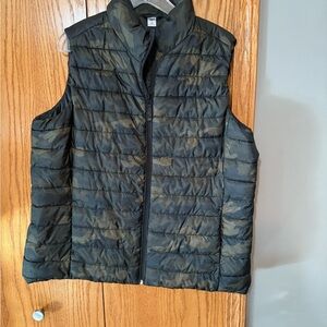 Old Navy Women's Black and Olive Camo Vest